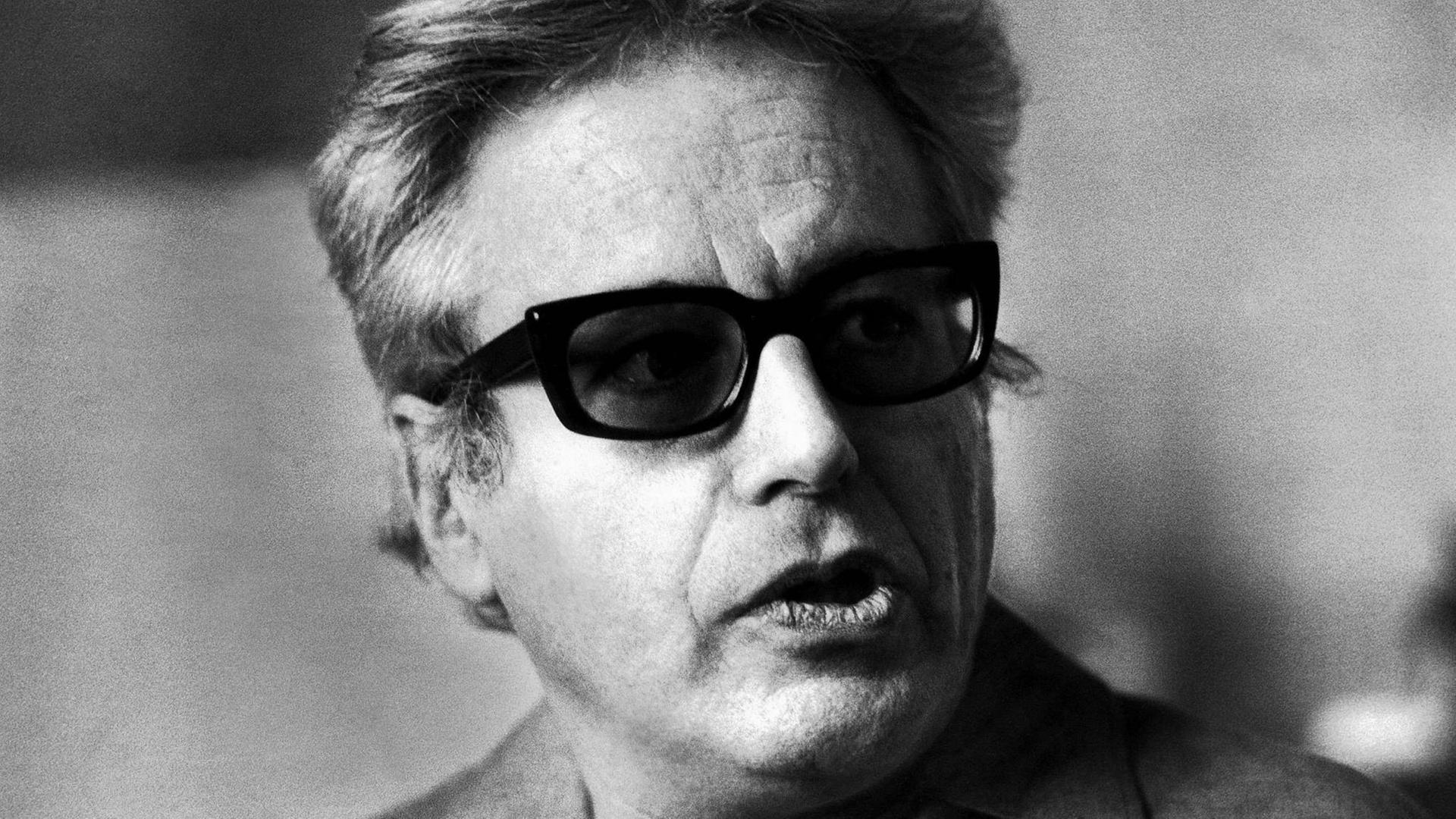 Schwarz-Weisses Porträt eines Mannes mit Sonnenbrille, der zur Seite sieht. Schwarz-Weisses Porträt eines Mannes mit Sonnenbrille, der zur Seite sieht.