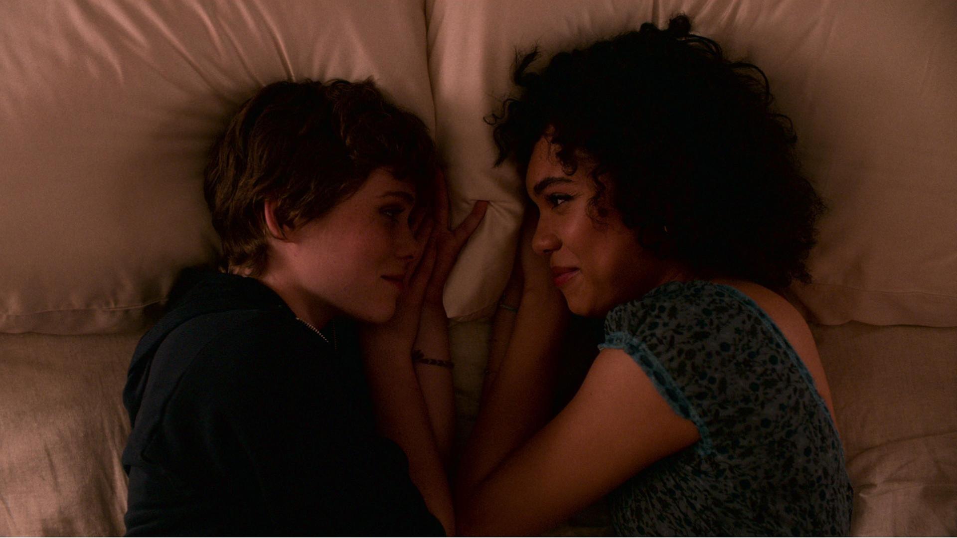 Im Still aus "I Am Not Okay With This" liegen die Protagonistinnen einander gegenüber im Bett und schauen sich an. Im Still aus "I Am Not Okay With This" liegen die Protagonistinnen einander gegenüber im Bett und schauen sich an.