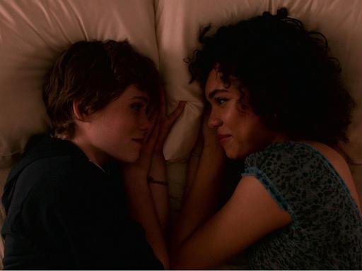 Im Still aus "I Am Not Okay With This" liegen die Protagonistinnen einander gegenüber im Bett und schauen sich an.