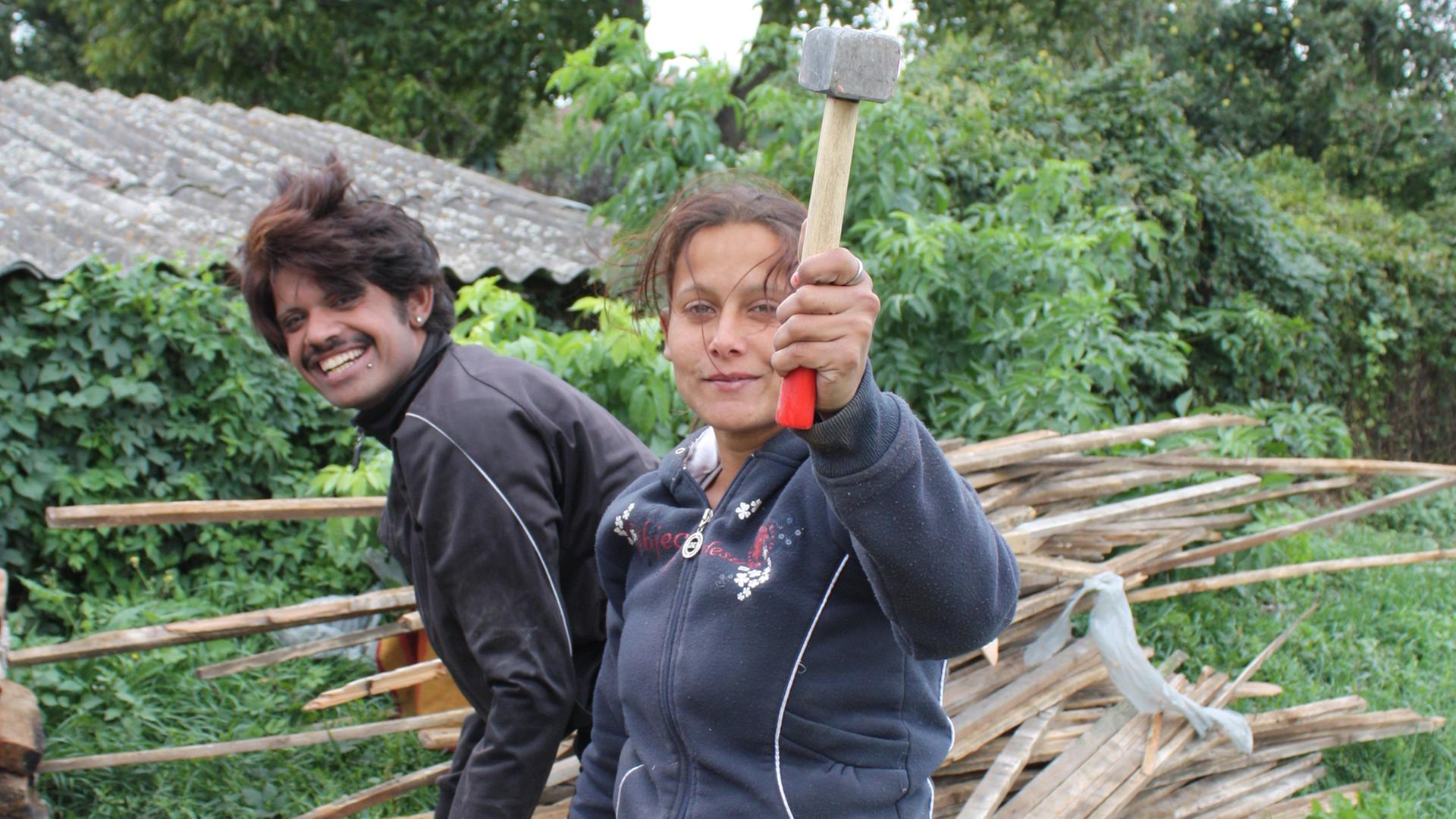 Eine Familie der Roma-Minderheit repariert ihr Haus. Eine Familie der Roma-Minderheit repariert ihr Haus.