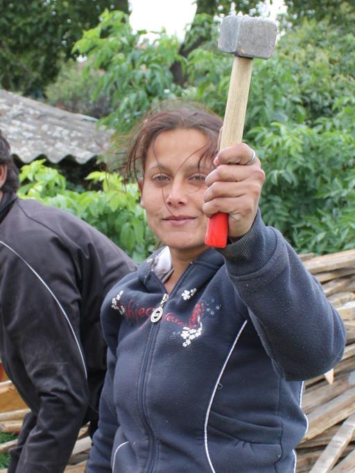 Eine Familie der Roma-Minderheit repariert ihr Haus.