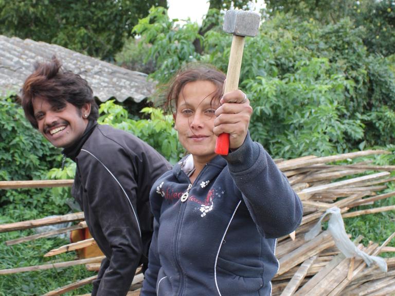 Eine Familie der Roma-Minderheit repariert ihr Haus.