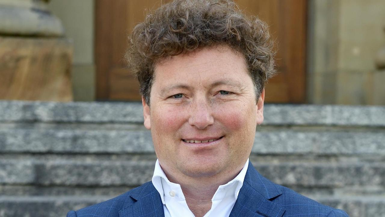 Viktor Schoner, der Intendant der Staatsoper Stuttgart, steht vor dem Opernhaus. Viktor Schoner, der Intendant der Staatsoper Stuttgart, steht vor dem Opernhaus.