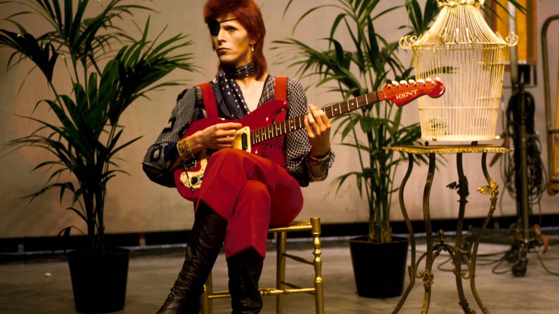 David Bowie spielt bei einem TV-Auftritt im Jahr 1976 seinen Song "Rebel Rebel". David Bowie spielt bei einem TV-Auftritt im Jahr 1976 seinen Song "Rebel Rebel".