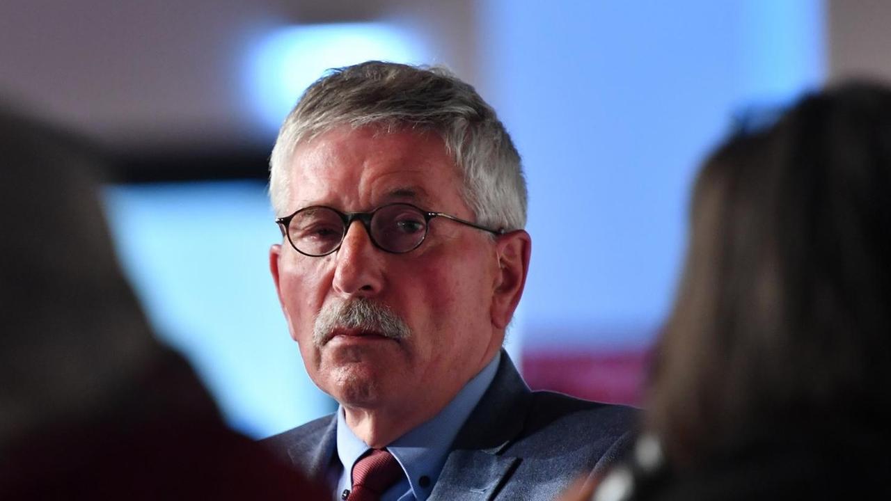 22.05.2019, Thüringen, Erfurt: Thilo Sarrazin (SPD), ehemaliger Berliner Finanzsenator, sitzt in der Arena Erfurt auf dem Podium. 22.05.2019, Thüringen, Erfurt: Thilo Sarrazin (SPD), ehemaliger Berliner Finanzsenator, sitzt in der Arena Erfurt auf dem Podium.