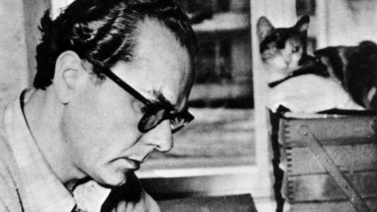 Porträt von Arno Schmidt mit seinem Zettelkasten, ca. 1955. Porträt von Arno Schmidt mit seinem Zettelkasten, ca. 1955.