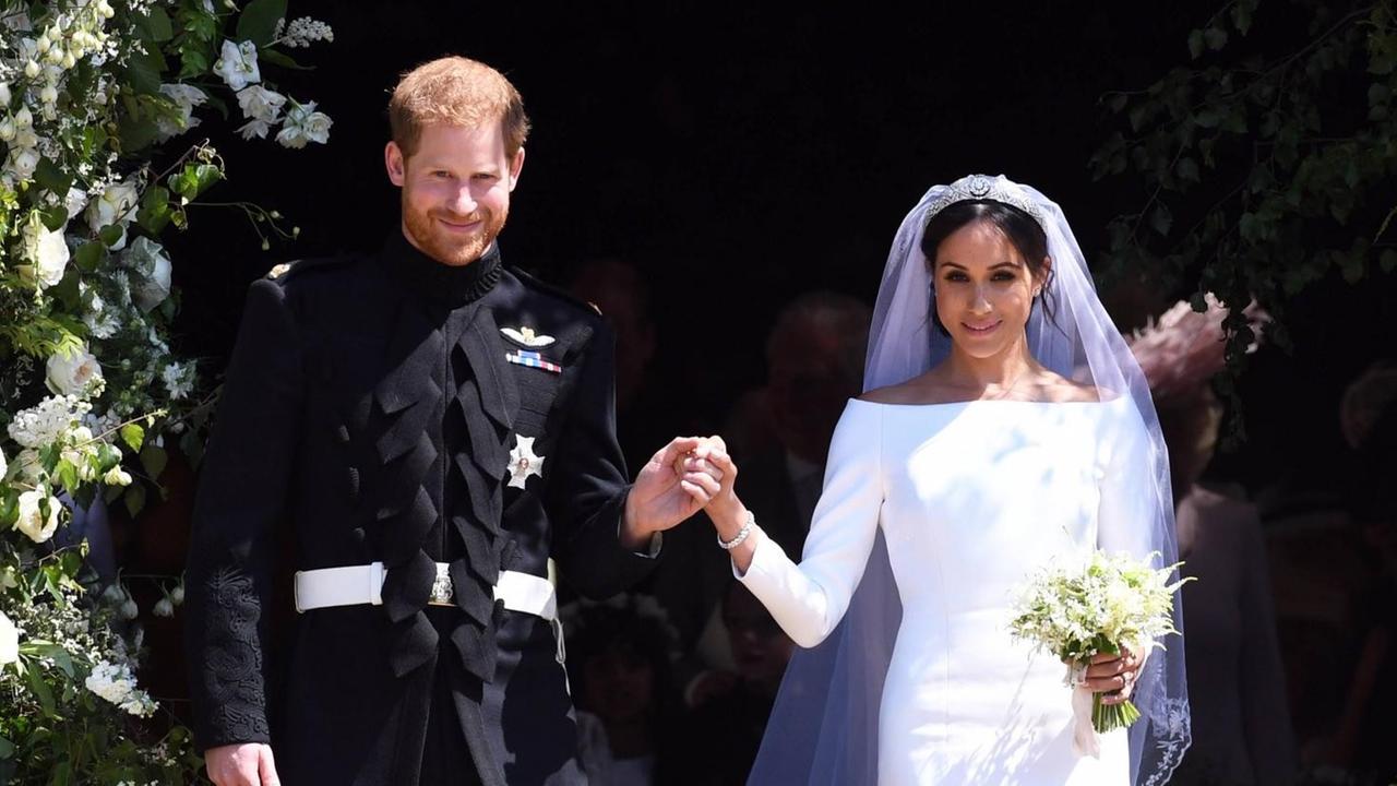 Das frisch getraute Brautpaar Prince Harry, Duke of Sussex and Meghan, Duchess of Sussex, tritt am 19. Mai Hand in Hand aus der St George's Chapel im Schloss Windsor.