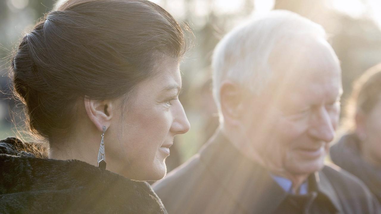 Sahra Wagenknecht und Oskar Lafontaine bei der Kranzniederlegung anlässlich des 99. Jahrestages der Ermordung von Rosa Luxemburg und Karl Liebknecht an der Gedenkstätte der Sozialisten in Berlin-Friedrichsfelde Sahra Wagenknecht und Oskar Lafontaine bei der Kranzniederlegung anlässlich des 99. Jahrestages der Ermordung von Rosa Luxemburg und Karl Liebknecht an der Gedenkstätte der Sozialisten in Berlin-Friedrichsfelde