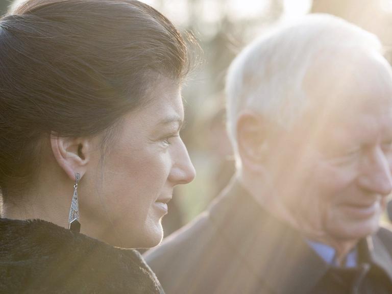 Sahra Wagenknecht und Oskar Lafontaine bei der Kranzniederlegung anlässlich des 99. Jahrestages der Ermordung von Rosa Luxemburg und Karl Liebknecht an der Gedenkstätte der Sozialisten in Berlin-Friedrichsfelde