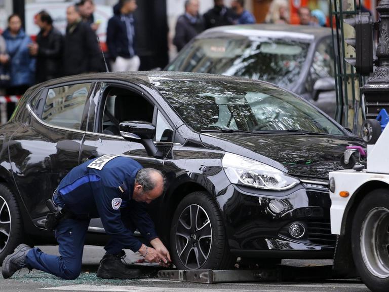 Die Polizei in Paris stellt ein verdächtiges Auto sicher.