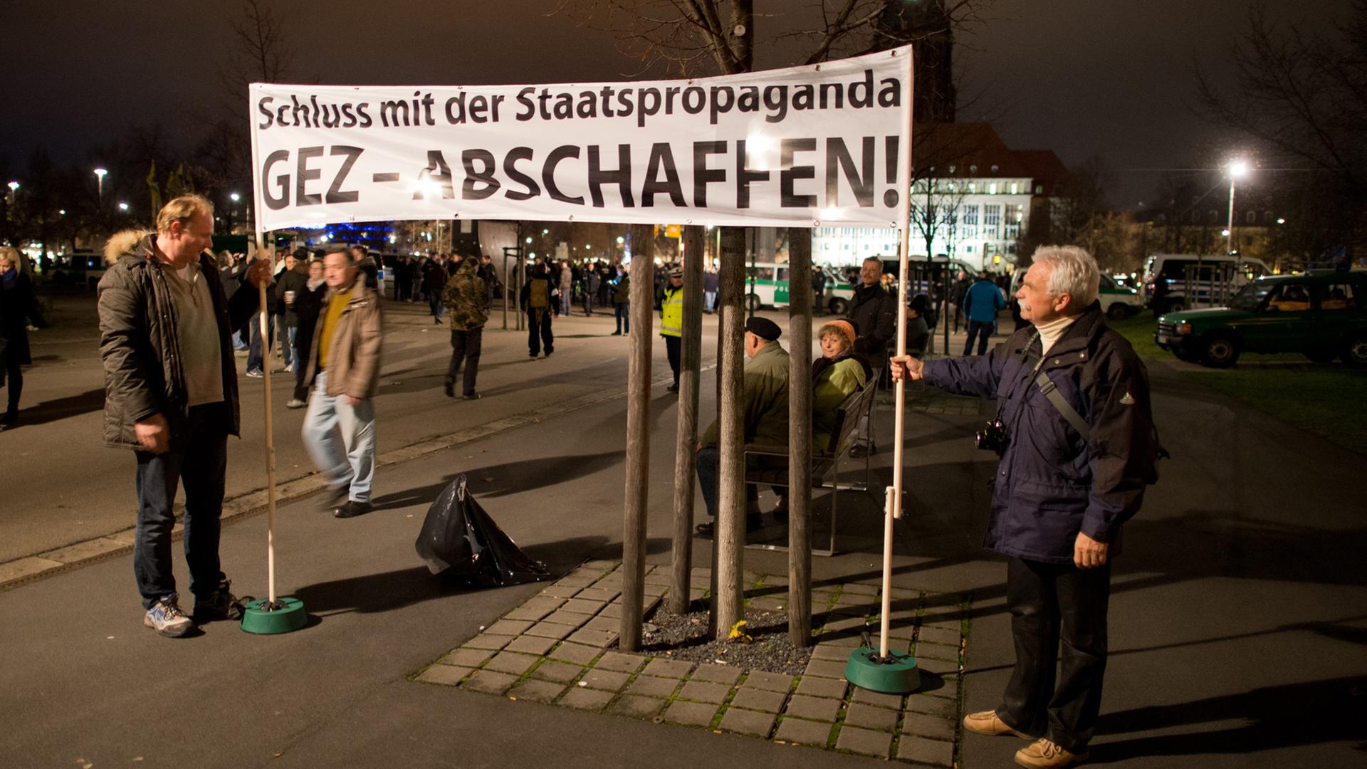 Teilnehmer einer Kundgebung der Pegida beteiligen sich am 15.12. 2014 an einer Kundgebung in Dresden. Teilnehmer einer Kundgebung der Pegida beteiligen sich am 15.12. 2014 an einer Kundgebung in Dresden.