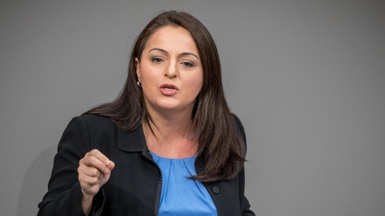 15.03.2018, Berlin: Sevim Dagdelen (Die Linke), spricht im Bundestag. Auf der Tagesordnung der Parlamentssitzung stehen unter anderem die Beschlüsse zur Fortsetzung der Bundeswehreinsätze im Irak, Afghanistan, Südsudan und Darfur sowie die Abschaffung des Solidaritätsbeitrags und Änderung des Arbeitszeitgesetzes. Foto: Michael Kappeler/dpa +++ dpa-Bildfunk +++ 15.03.2018, Berlin: Sevim Dagdelen (Die Linke), spricht im Bundestag. Auf der Tagesordnung der Parlamentssitzung stehen unter anderem die Beschlüsse zur Fortsetzung der Bundeswehreinsätze im Irak, Afghanistan, Südsudan und Darfur sowie die Abschaffung des Solidaritätsbeitrags und Änderung des Arbeitszeitgesetzes. Foto: Michael Kappeler/dpa +++ dpa-Bildfunk +++
