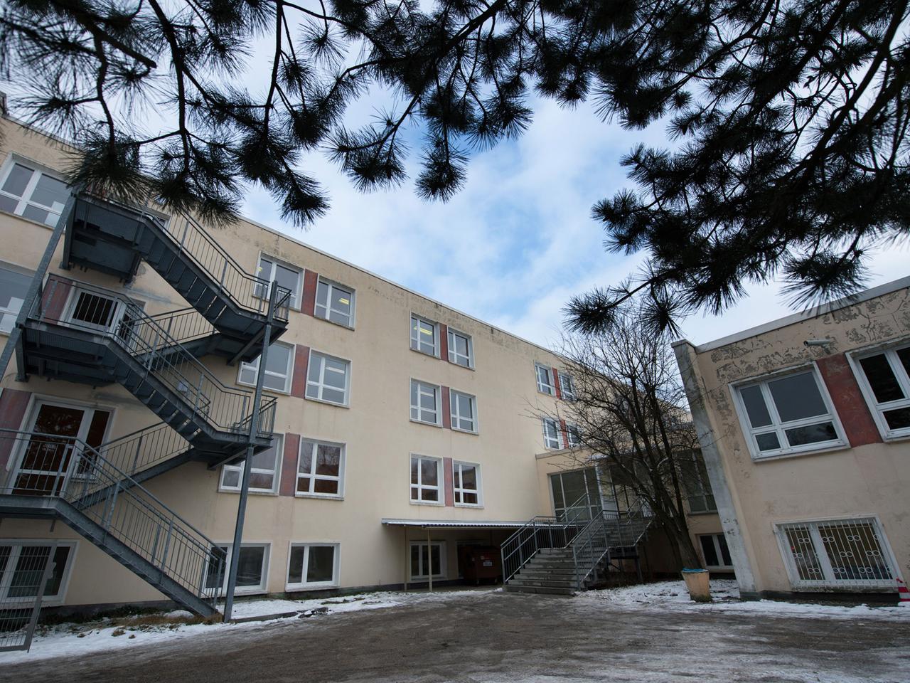 Blick auf die zum neuen Asylbewerberheim in Hoyerswerda  umgebaute ehemalige Förderschule