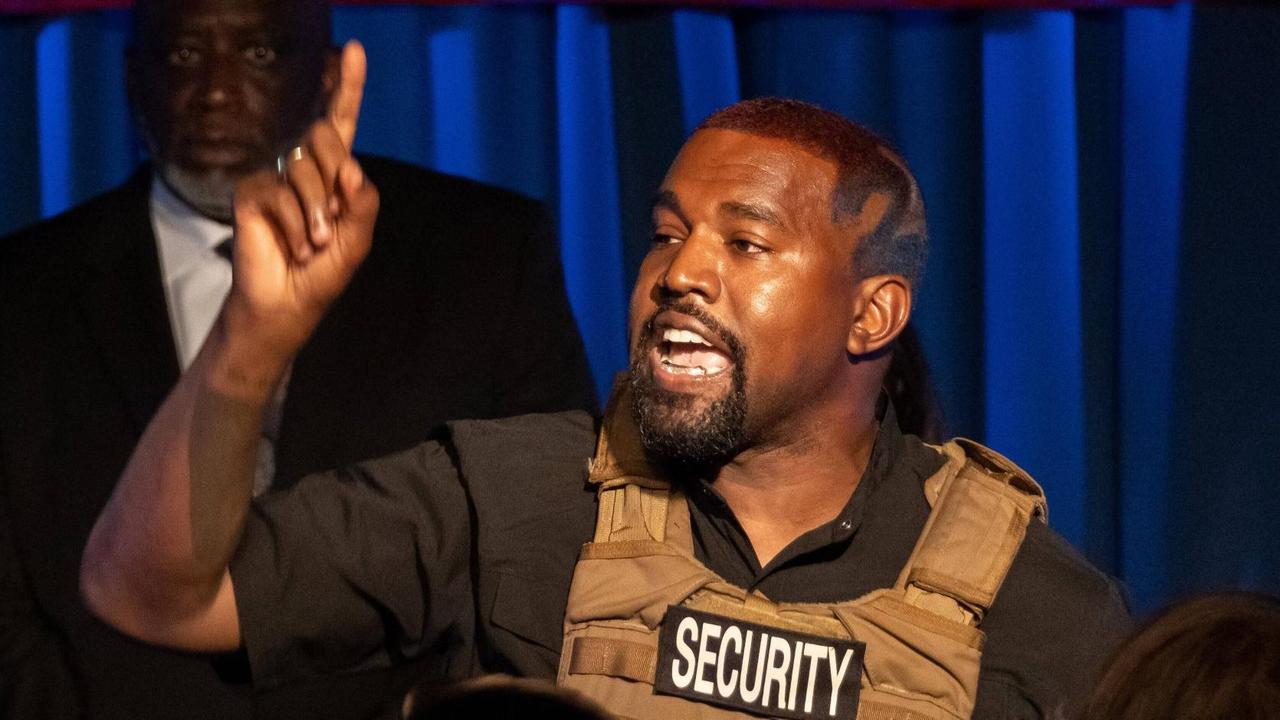 Der US-amerikanische Rapper Kanye West begrüßt in einer Weste der Security seine Anhänger in South Carolina bei einer Veranstaltung im Rahmen der anstehenden Präsidentschaftswahlen 2020