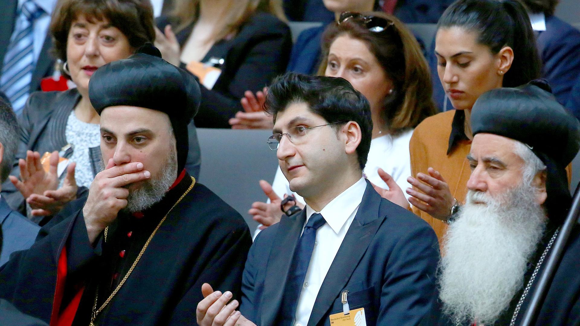Besucher verfolgen am 24.04.2015 im Deutschen Bundestag in Berlin die Debatte zu den Massakern an den Armeniern 1915/16. Besucher verfolgen am 24.04.2015 im Deutschen Bundestag in Berlin die Debatte zu den Massakern an den Armeniern 1915/16.