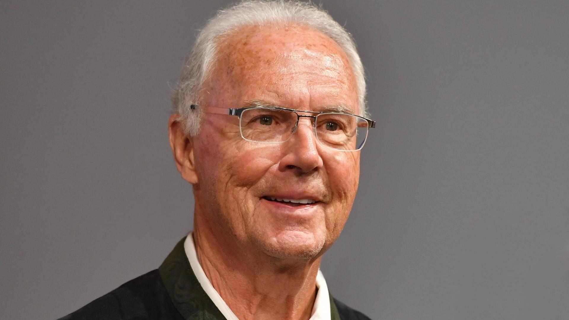 Franz BECKENBAUER, der Ehrenpräsident des FC Bayern München lächelt in die Kamera. Franz BECKENBAUER, der Ehrenpräsident des FC Bayern München lächelt in die Kamera.