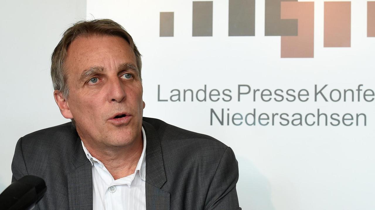 Niedersachsens Umweltminister Stefan Wenzel spricht bei einer Pressekonferenz Niedersachsens Umweltminister Stefan Wenzel spricht bei einer Pressekonferenz