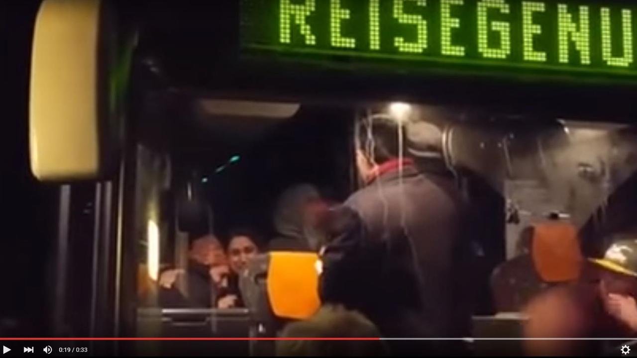 Screenshot des Videos, dass über den Protest gegen die Flüchtlinge in Clausnitz ins Netz gestellt wurde. Screenshot des Videos, dass über den Protest gegen die Flüchtlinge in Clausnitz ins Netz gestellt wurde.