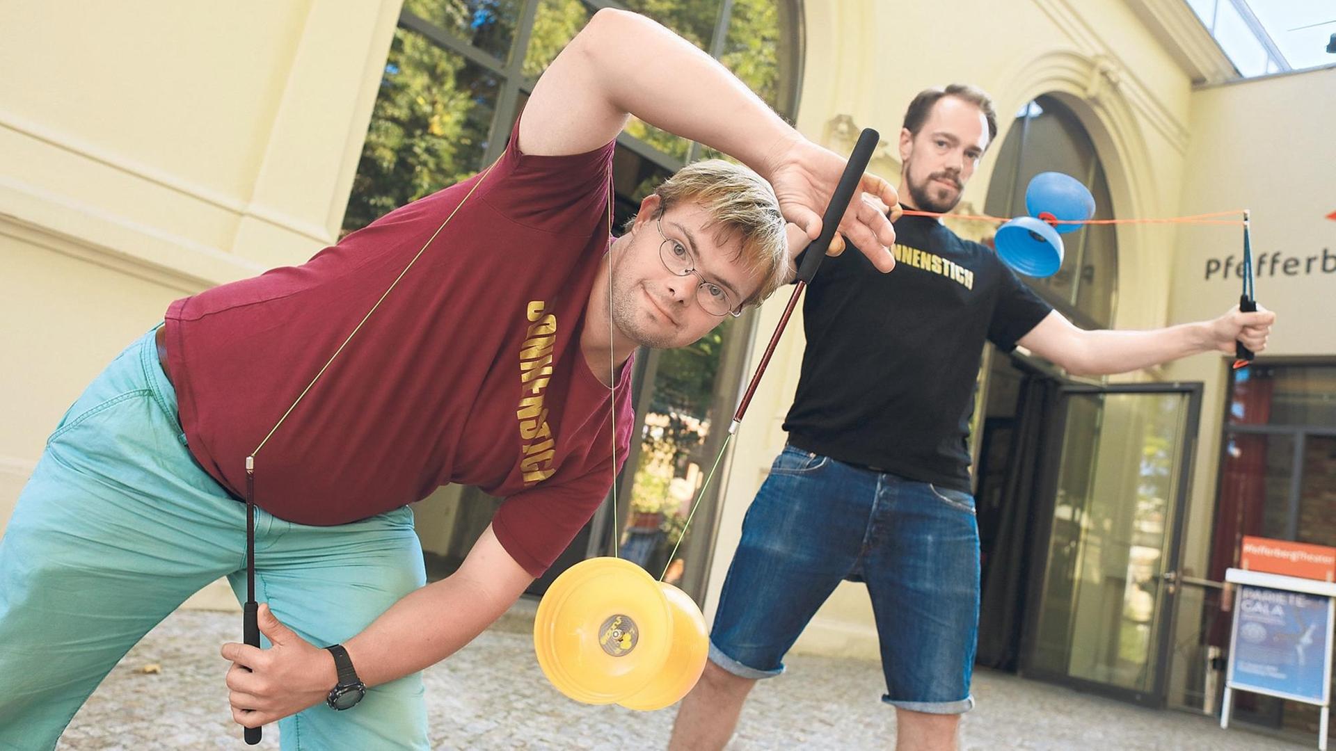 Diabolo-Künstler Florian Klotz (vorn) und sein Tandempartner Johannes Dudek vom Circus Sonnenstich Diabolo-Künstler Florian Klotz (vorn) und sein Tandempartner Johannes Dudek vom Circus Sonnenstich