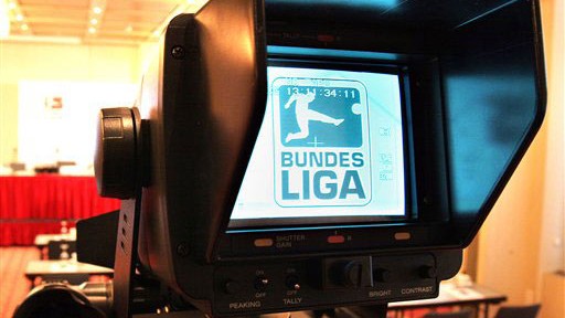 Das Logo der Deutschen Fußball Liga DFL im Sucher einer Fernsehkamera vor einer Pressekonferenz in Frankfurt am Main, anlässlich des Beginns der Ausschreibung der audiovisuellen Verwertungsrechte an der Fußball-Bundesliga. Das Logo der Deutschen Fußball Liga DFL im Sucher einer Fernsehkamera vor einer Pressekonferenz in Frankfurt am Main, anlässlich des Beginns der Ausschreibung der audiovisuellen Verwertungsrechte an der Fußball-Bundesliga.