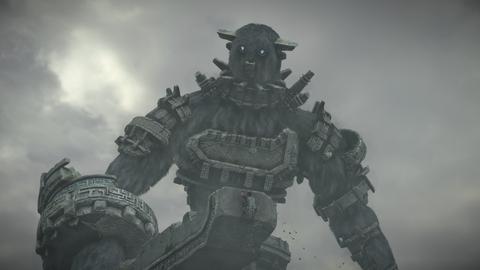 Screenshot aus dem Computrspiel Shadow of the Colossus. es zeigt ein großes Monster und eine sehr kleine Spielfigur