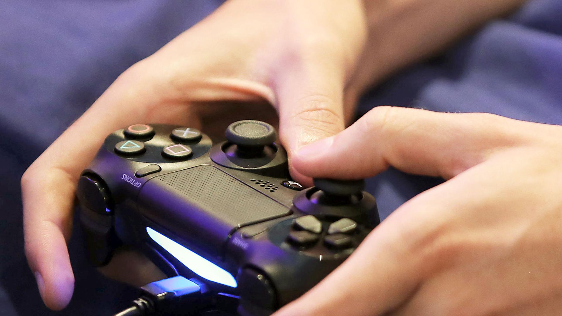 Hände spielen an einem Joypad. Hände spielen an einem Joypad.