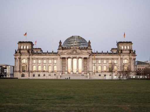 Das Reichstagsgebäude, Sitz des Deutschen Bundestags, kurz vor Sonnenuntergang.