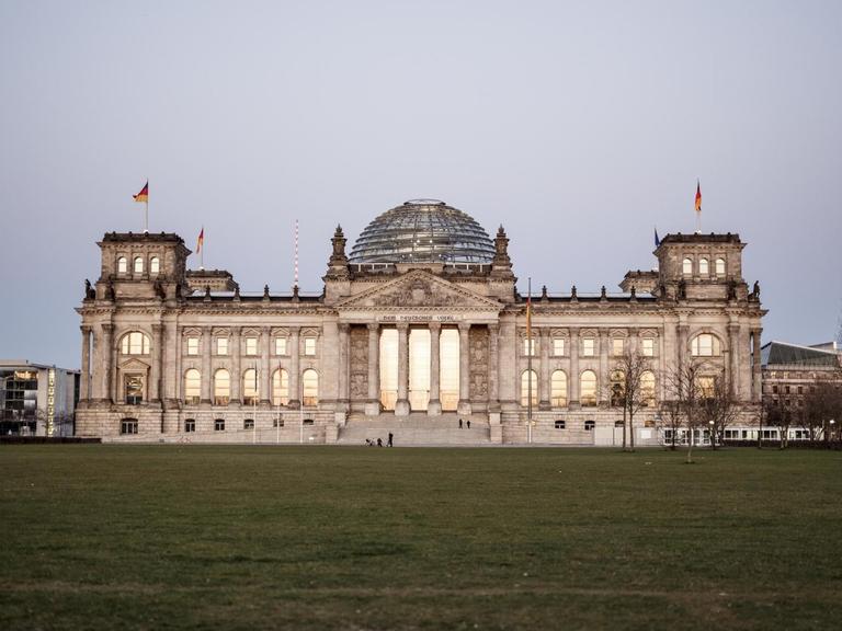 Das Reichstagsgebäude, Sitz des Deutschen Bundestags, kurz vor Sonnenuntergang.