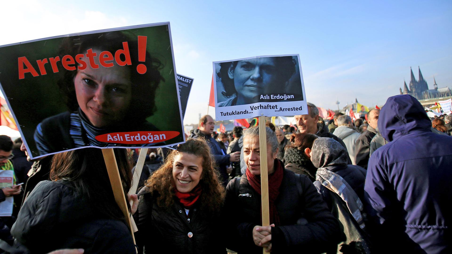 Kurden und Aleviten am 12. November 2016 in Köln: Sie demonstrieren mit Plakaten gegen die Verhaftung der Schriftstellerin Asli Erdogan.