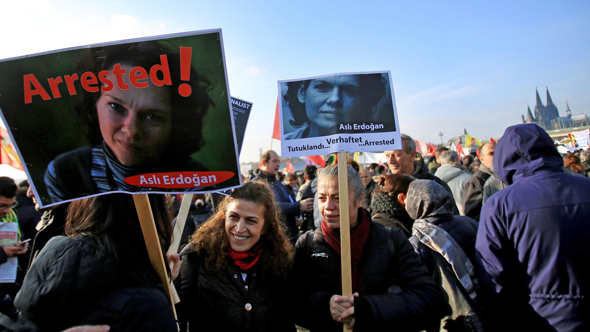 Kurden und Aleviten am 12. November 2016 in Köln: Sie demonstrieren mit Plakaten gegen die Verhaftung der Schriftstellerin Asli Erdogan. Kurden und Aleviten am 12. November 2016 in Köln: Sie demonstrieren mit Plakaten gegen die Verhaftung der Schriftstellerin Asli Erdogan.