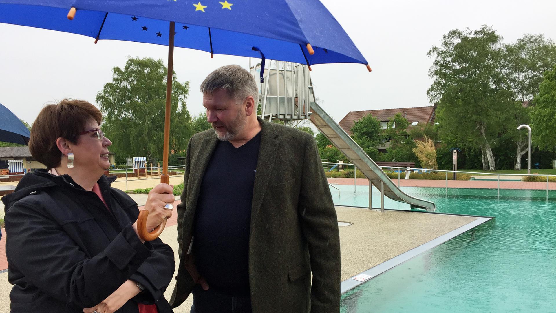 Birgit Honé spricht am Bechkenrand mit Michael Kropp von den Freibadfreunden Uetze. Birgit Honé spricht am Bechkenrand mit Michael Kropp von den Freibadfreunden Uetze.
