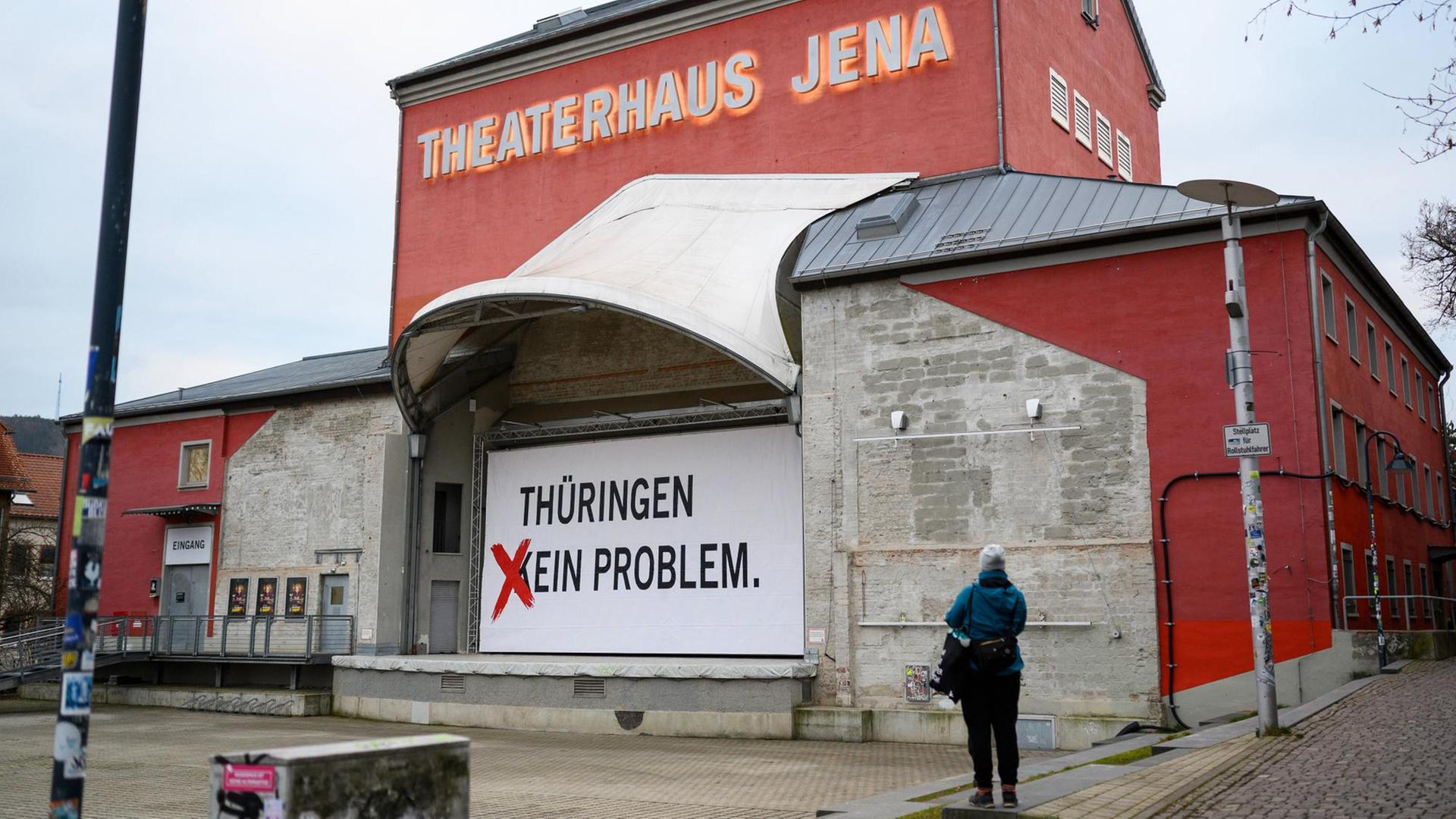 Das Theaterhaus Jena hat die Aufschrift "Thüringen - kein Problem" zu "Thüringen - ein Problem" geändert. Das Theaterhaus Jena hat die Aufschrift "Thüringen - kein Problem" zu "Thüringen - ein Problem" geändert.
