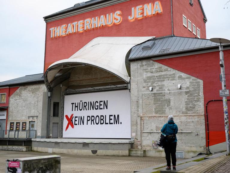 Das Theaterhaus Jena hat die Aufschrift "Thüringen - kein Problem" zu "Thüringen - ein Problem" geändert.