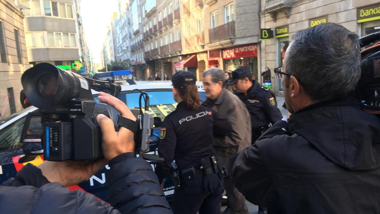 Ein Angeklagter Ende Oktober vor dem Gerichtsgebäude der galicischen Stadt Pontevedra umgeben von Polizisten und Kameras