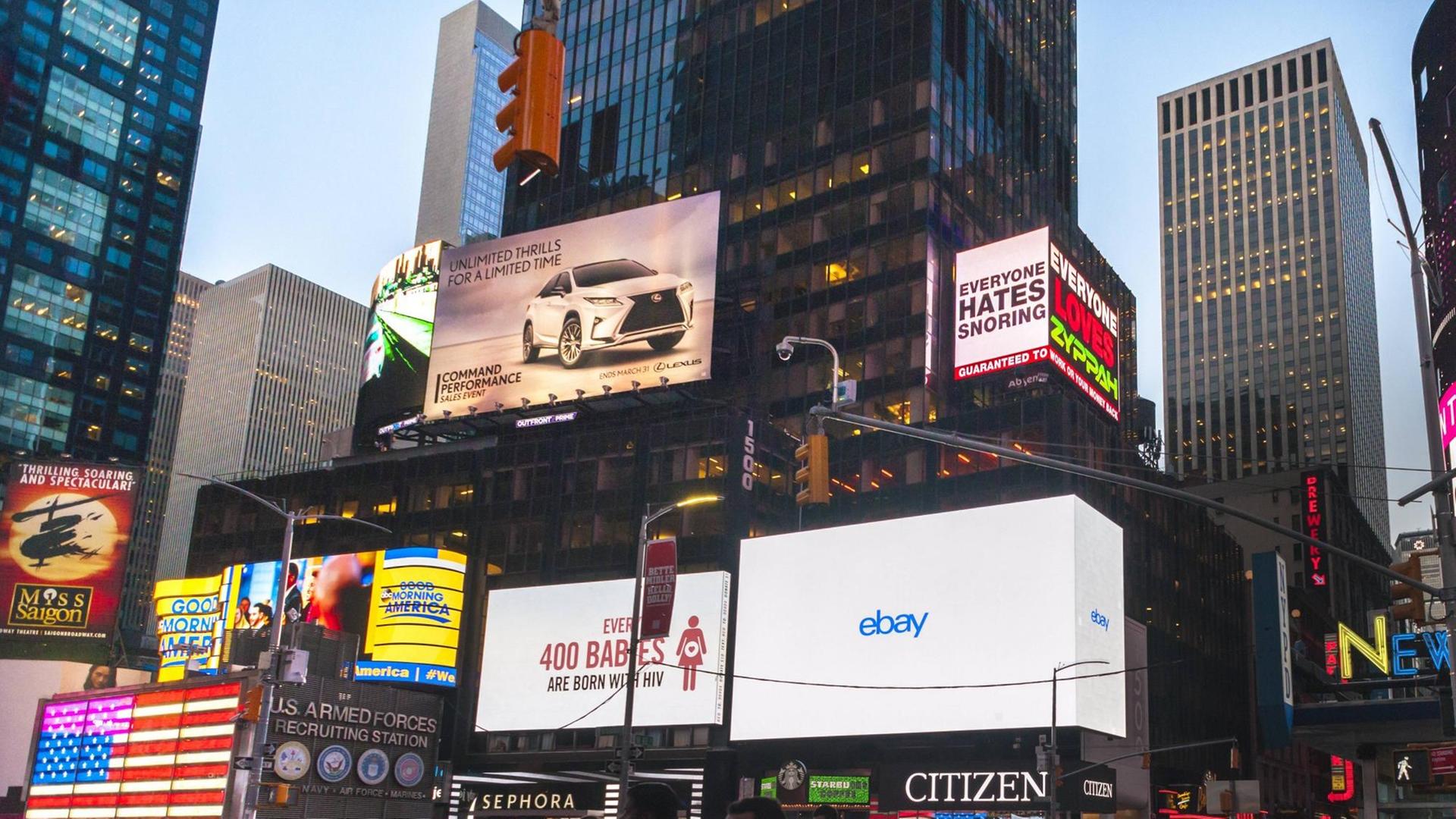 Werbetafeln von eBay und anderen Unternehmen auf dem Times Square in New York. Werbetafeln von eBay und anderen Unternehmen auf dem Times Square in New York.