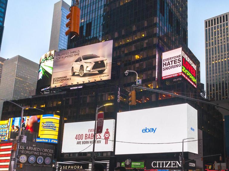 Werbetafeln von eBay und anderen Unternehmen auf dem Times Square in New York.