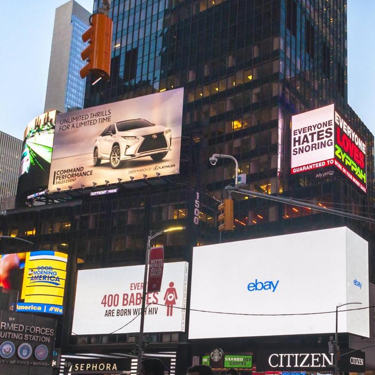 Werbetafeln von eBay und anderen Unternehmen auf dem Times Square in New York.