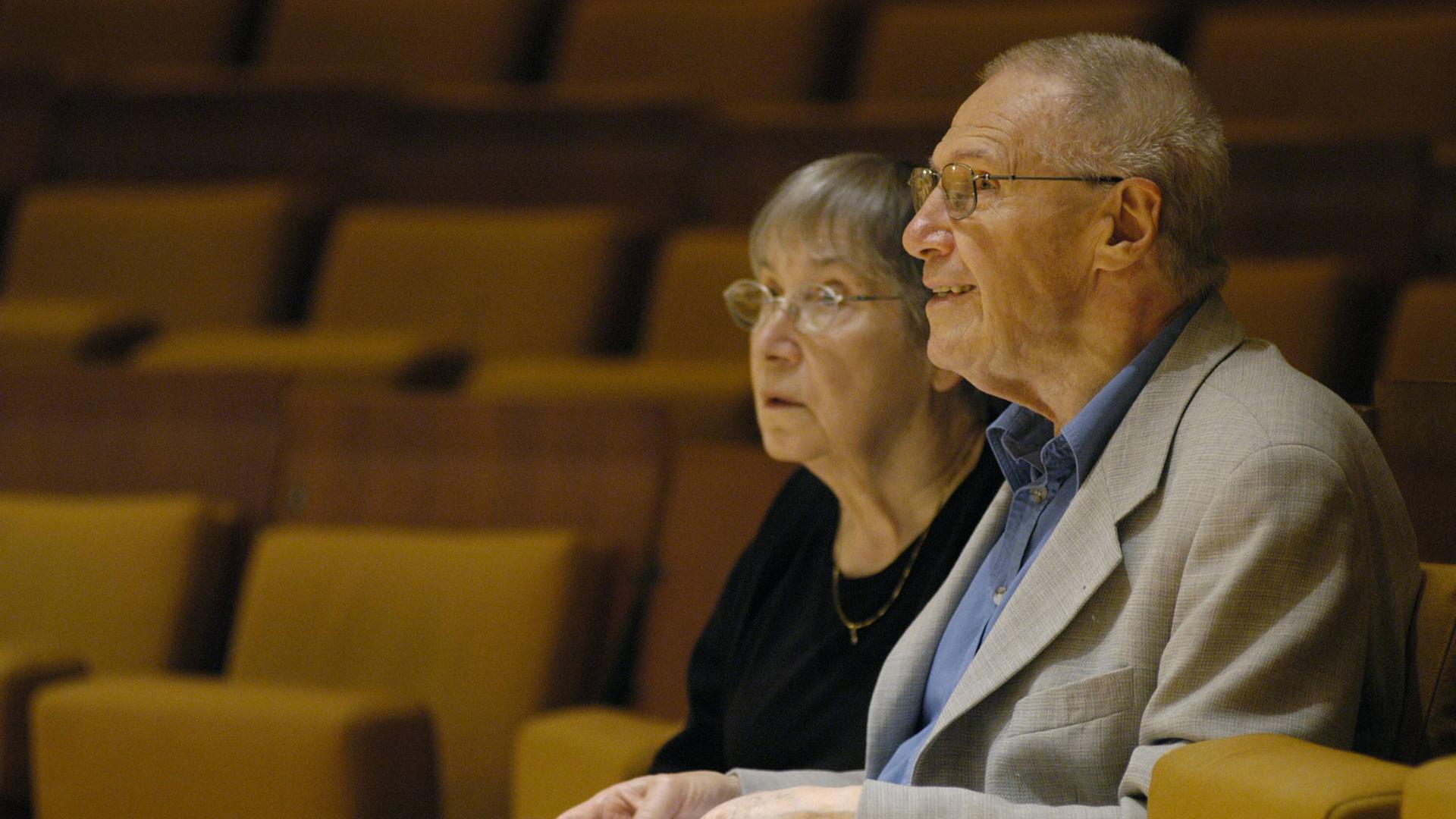Komponist György Kurtag mit Ehefrau Marta Kurtag in der Philharmonie Berlin im Jahr 2006. Komponist György Kurtag mit Ehefrau Marta Kurtag in der Philharmonie Berlin im Jahr 2006.