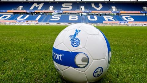 Ein Fussball liegt auf dem Rasen im Stadion des MSV Duisburg.