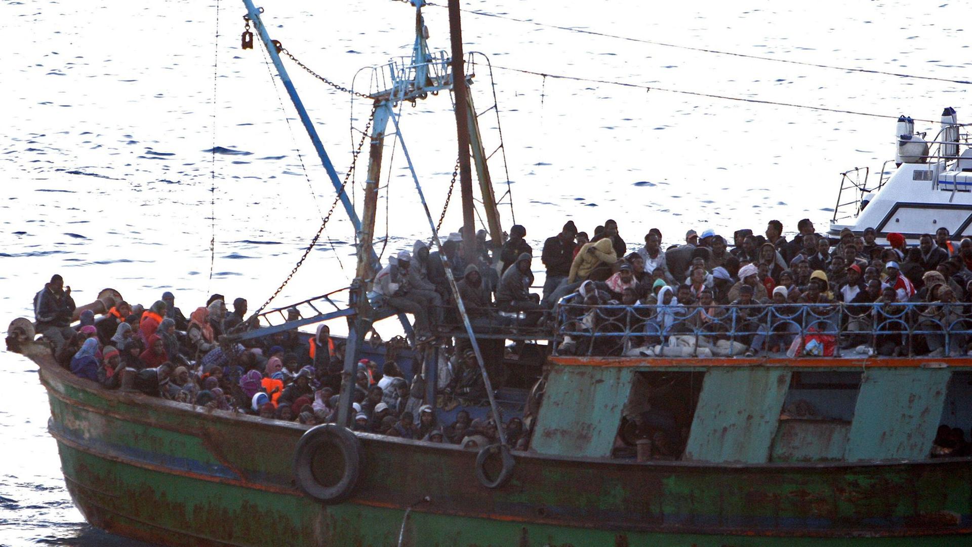Ein Schiff vor Lampedusa mit Flüchtlingen aus Libyen. Ein Schiff vor Lampedusa mit Flüchtlingen aus Libyen.