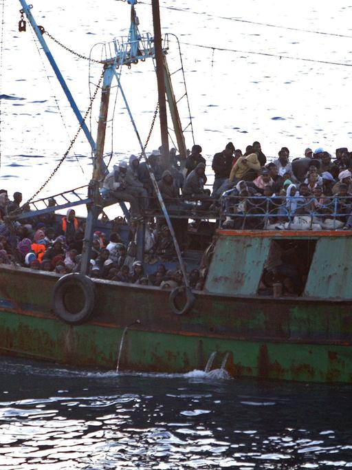 Ein Schiff vor Lampedusa mit Flüchtlingen aus Libyen.