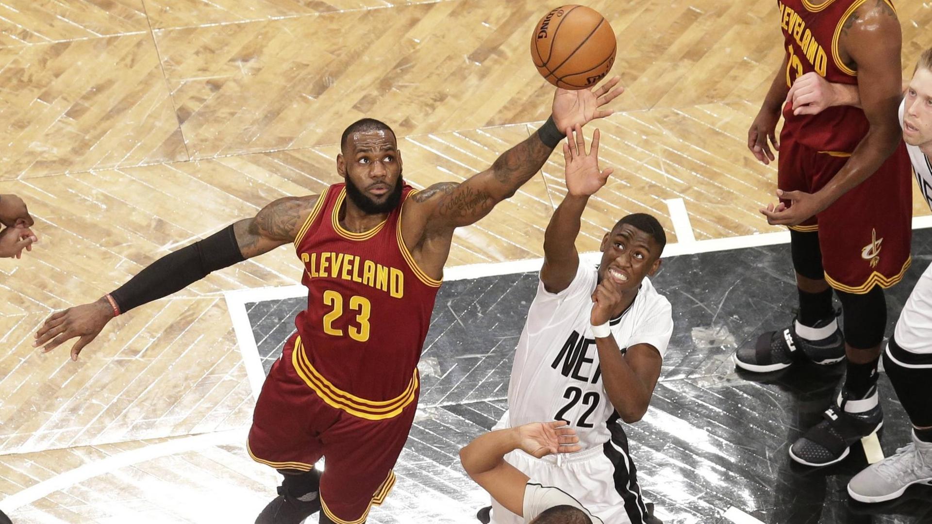 LeBron James (Cleveland Cavaliers) und Caris LeVert (Brooklyn Nets) kämpfen um den Ball im Barclays Center in New York City am 6. Januar 2017. LeBron James (Cleveland Cavaliers) und Caris LeVert (Brooklyn Nets) kämpfen um den Ball im Barclays Center in New York City am 6. Januar 2017.