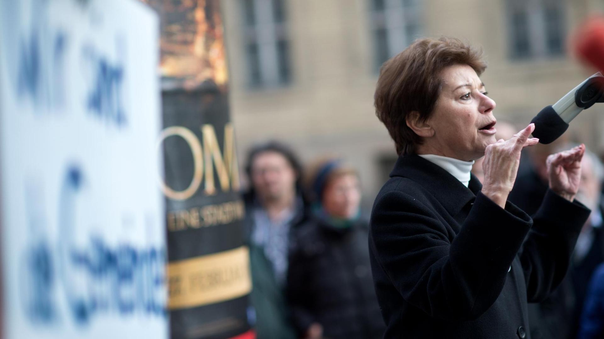 Die ehemalige Vorsitzende der Jüdischen Gemeinde zu Berlin, Lala Süsskind, hält am 20.02.2014 bei einer Demonstration vor der neuen Synagoge in Berlin-Mitte für "demokratische Standards, gegen Wahlbetrug und Stimmenklau" eine Rede. Die Gruppe um die ehemalige Vorsitzende Süsskind, und den ehemaligen Antisemitismusbeauftragten Salomon fordert Neuwahlen für die Vertreter der größten jüdischen Gemeinde in Deutschland. Die ehemalige Vorsitzende der Jüdischen Gemeinde zu Berlin, Lala Süsskind, hält am 20.02.2014 bei einer Demonstration vor der neuen Synagoge in Berlin-Mitte für "demokratische Standards, gegen Wahlbetrug und Stimmenklau" eine Rede. Die Gruppe um die ehemalige Vorsitzende Süsskind, und den ehemaligen Antisemitismusbeauftragten Salomon fordert Neuwahlen für die Vertreter der größten jüdischen Gemeinde in Deutschland.