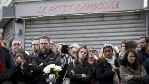 Menschen trauern nach den Anschlägen vor dem Restaurant "Le Petit Cambodge" in Paris.