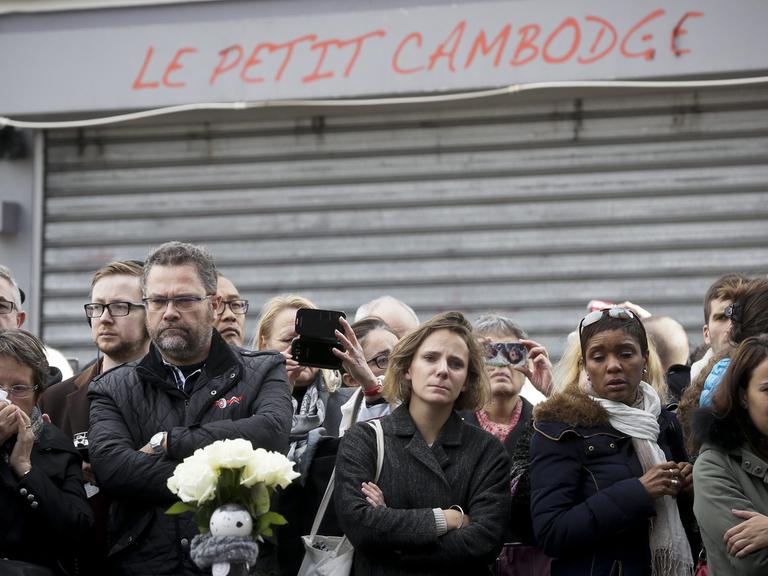 Menschen trauern nach den Anschlägen vor dem Restaurant "Le Petit Cambodge" in Paris.