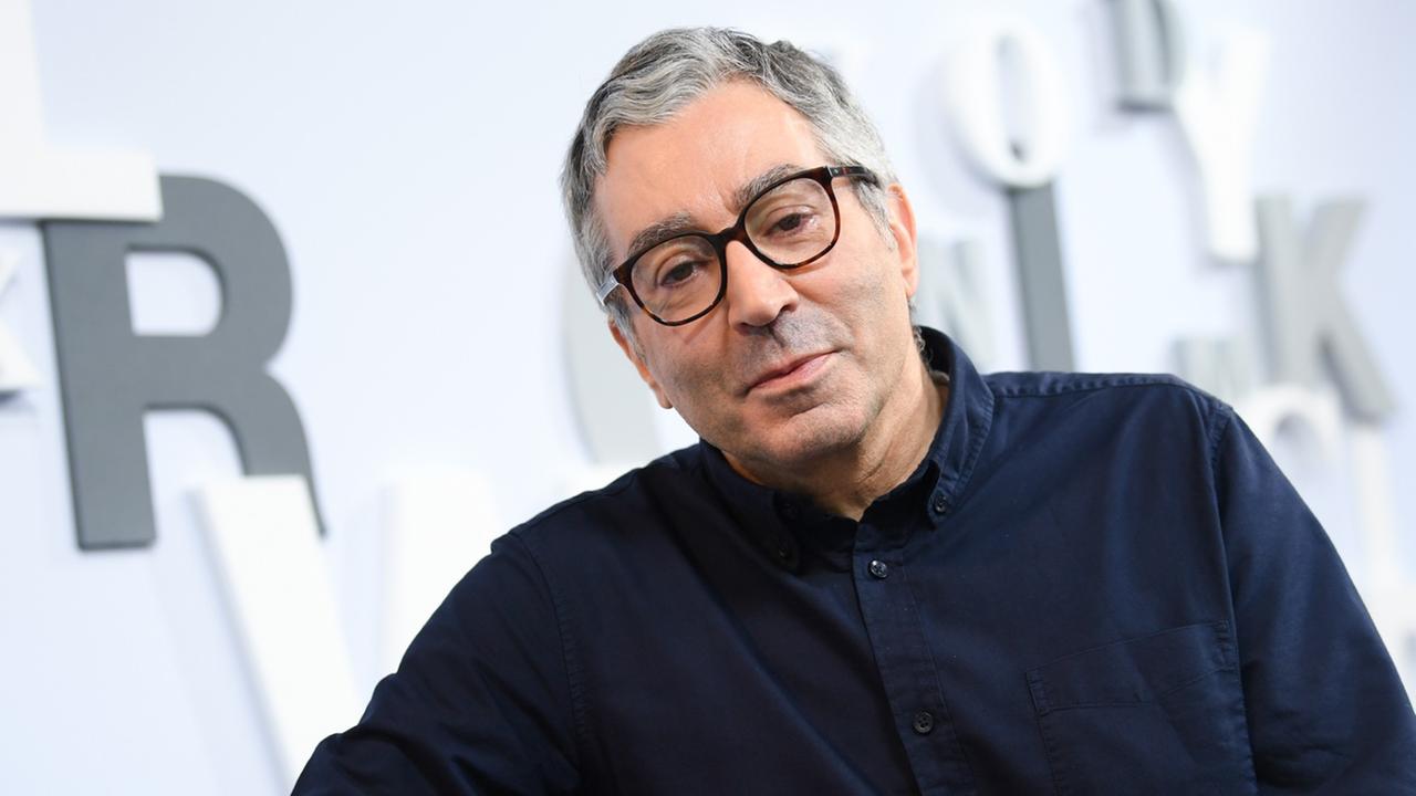 Der französische Autor Didier Eribon auf dem blauen Sofa auf der Buchmesse in Frankfurt am Main. Der französische Autor Didier Eribon auf dem blauen Sofa auf der Buchmesse in Frankfurt am Main.