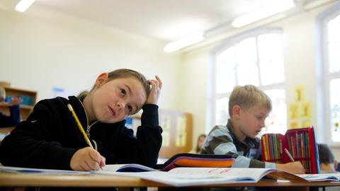 Zwei Schüler (Emelie und Constantin) rechnen in Stuttgart an ihrem Pult ihre Mathematikaufgaben aus, aufgenommen im Oktober 2014.