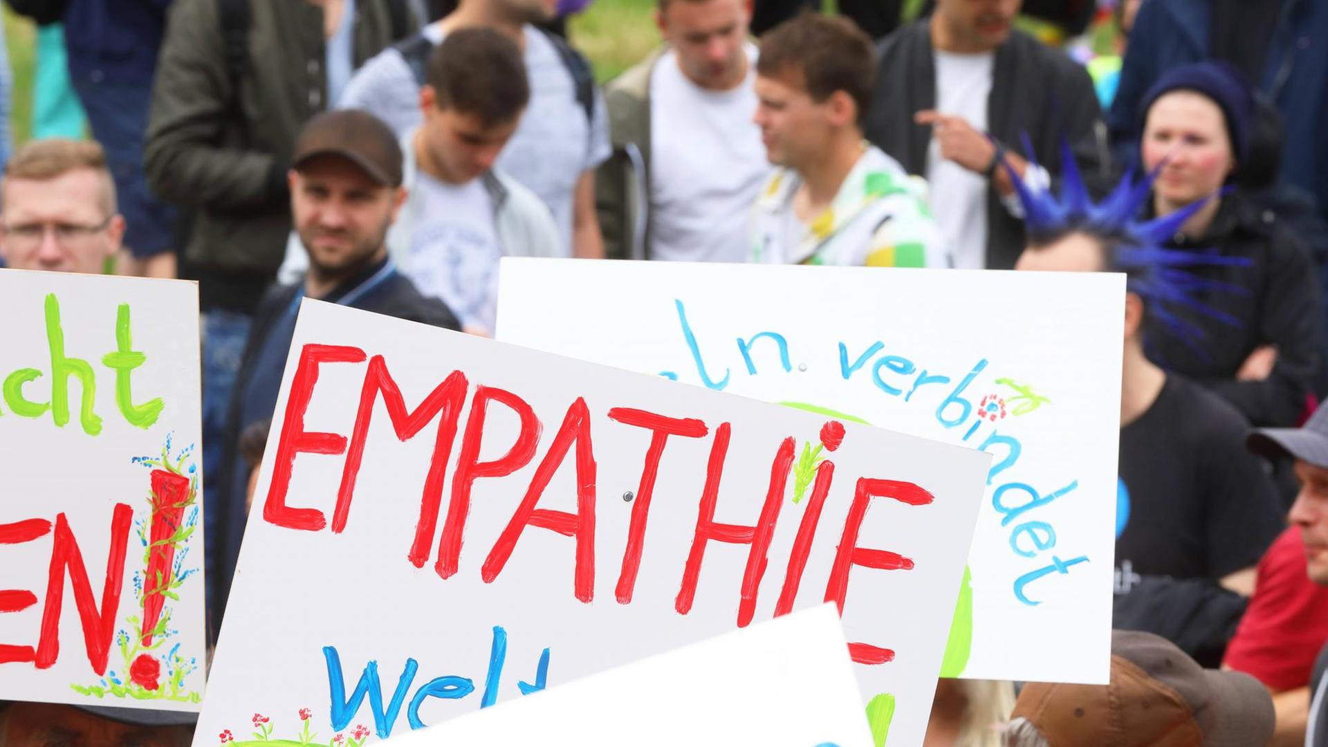 Zug der Liebe - Rave für mehr Mitgefühl und Nächstenliebe unter dem Motto: Presse- und Meinungsfreiheit am 01.07.2017 in Berlin. Zug der Liebe - Rave für mehr Mitgefühl und Nächstenliebe unter dem Motto: Presse- und Meinungsfreiheit am 01.07.2017 in Berlin.