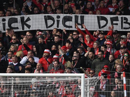 Beim Fußballspiel am 01.03. 2020 zwischen dem 1. FC Union Berlin und dem VfL Wolfsburg zeigen Fans ein Banner mit der Aufschrift "Fick dich DFB".