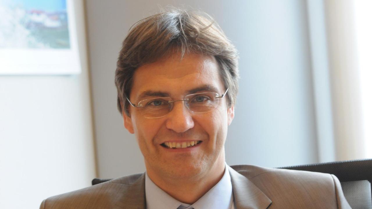 Der Europaparlamentarier Peter Liese (CDU) sitzt am 10. Juli 2012 in seinem Büro im EU-Parlament.